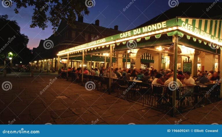 Qué es Café du Monde y por qué es famoso en Nueva Orleans 1 cafe du monde en nueva orleans al atardecer