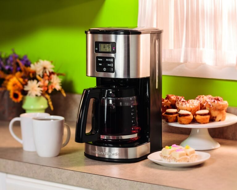 cafetera hamilton beach negra en cocina moderna