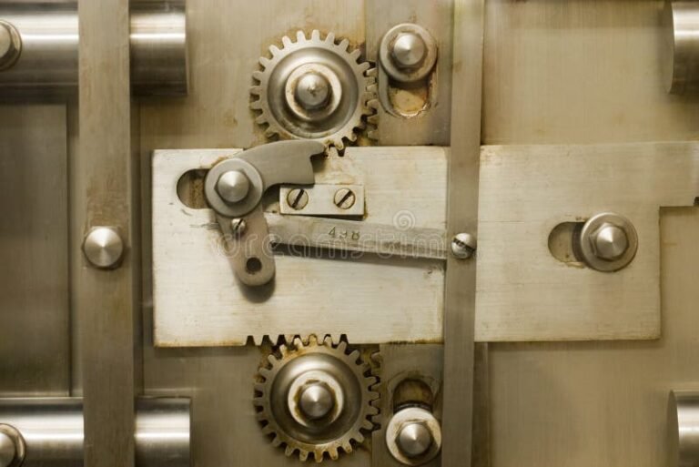 Cómo puedo desbloquear una caja fuerte sin la llave o combinación 4 caja fuerte abierta con herramientas alrededor