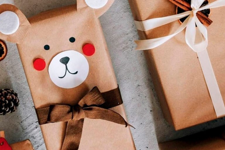 cajas decoradas con cintas y adornos