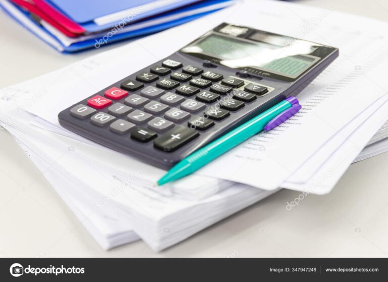 Cómo puedo calcular mi finiquito si renuncio a mi trabajo 5 calculadora y documentos de trabajo en mesa