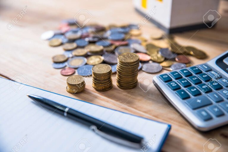 Qué es una tabla de aguinaldo y cómo se calcula por año 4 calculadora y monedas sobre una mesa