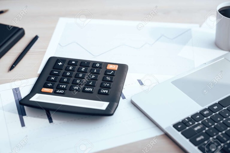 calculadora y plano en una mesa