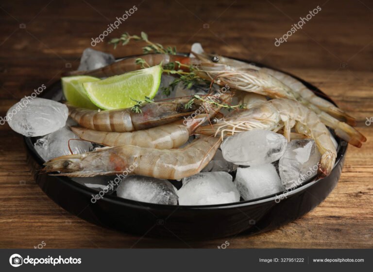 Cómo preparar un delicioso caldo de camarón al estilo mexicano 15 camarones frescos sobre una mesa de cocina