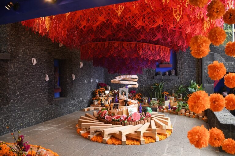 camino colorido al museo frida kahlo