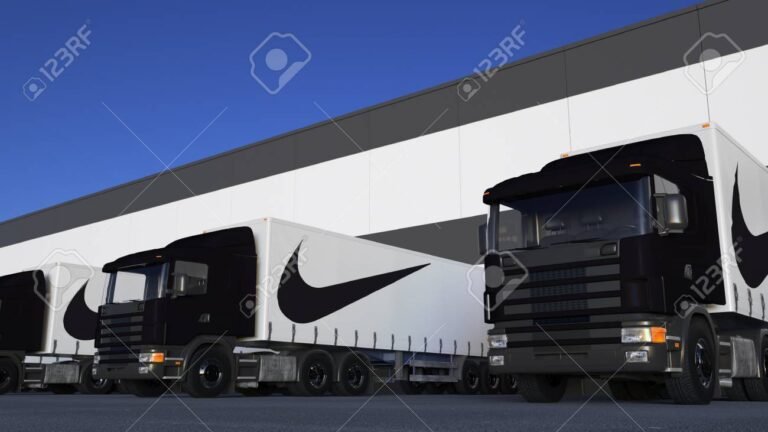 Qué paquetería utiliza Nike para sus envíos en México 5 camiones de entrega con logotipo de nike