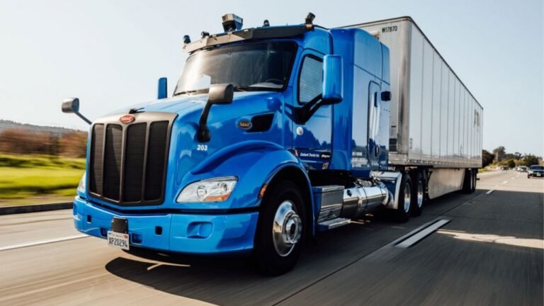 camiones viajando por carretera en texas