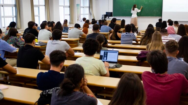 Tec Milenio es parte del Tecnológico de Monterrey o una institución independiente 3 campus universitario con estudiantes en clase