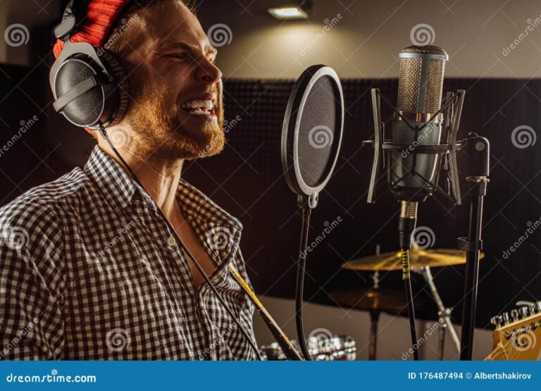 Cómo Puedo Mejorar Mi Técnica de Canto y Afinación Tips Útiles 4 cantante practicando con microfono en estudio