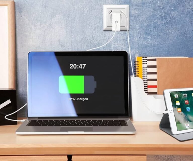 Cómo elegir el cargador adecuado para tu mini laptop Acer Aspire One 29 cargador y mini laptop en un fondo neutro