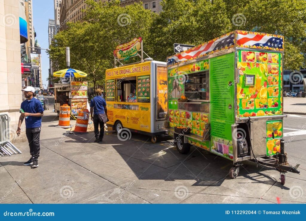 carrito de comida colorido en una calle
