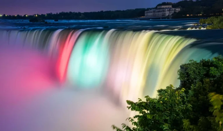 cataratas del niagara iluminadas de noche