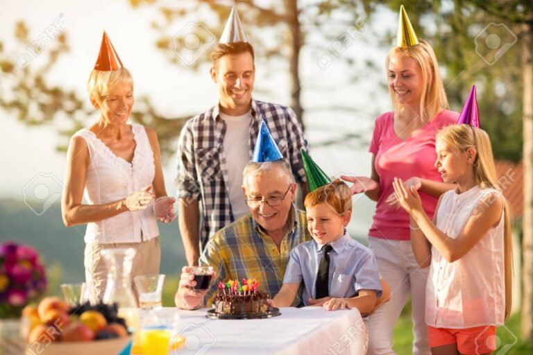 celebracion familiar con abuelos y nietos