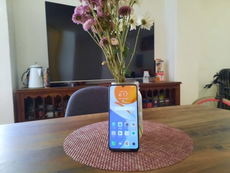 Cuál es el celular bueno, bonito y barato que debo comprar 2 celular asequible sobre una mesa moderna