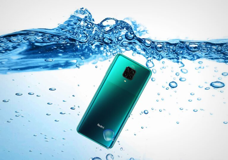 celular resistente al agua en una piscina