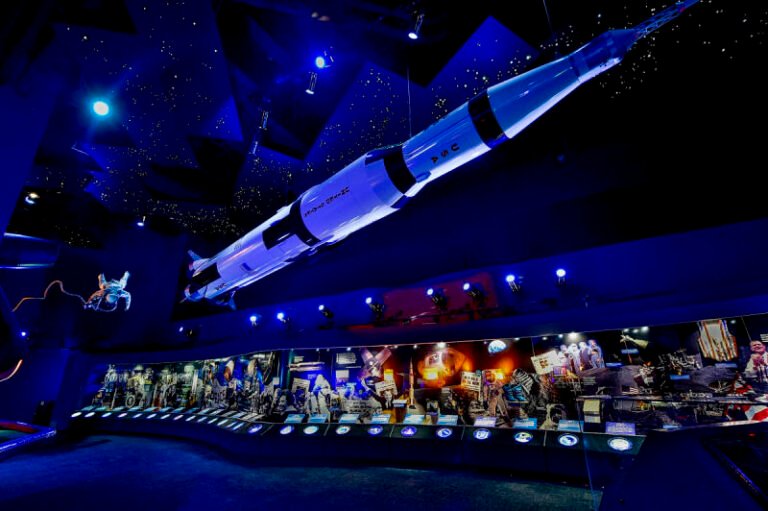 centro espacial houston con cohetes y visitantes