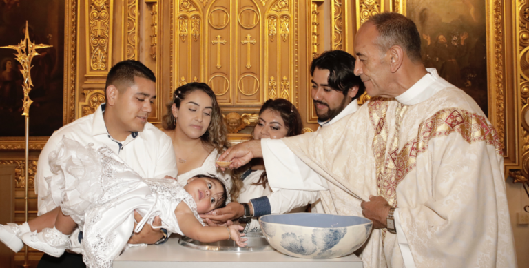 ceremonia de bautizo con padrino y nino