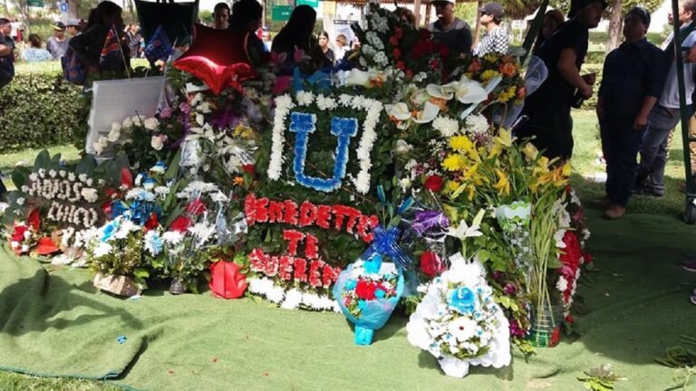 ceremonia de despedida en un cementerio