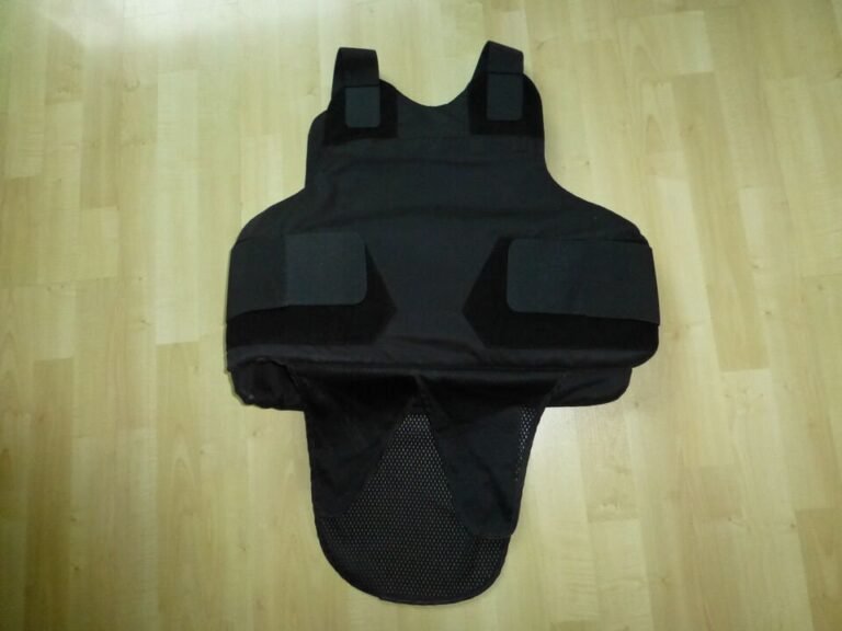 chaleco antibalas sobre fondo neutro