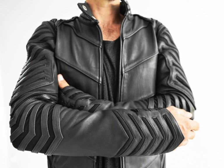 Por qué la chaqueta de Ryan Gosling en Blade Runner es tan icónica 26 chaqueta de cuero en ambiente futurista