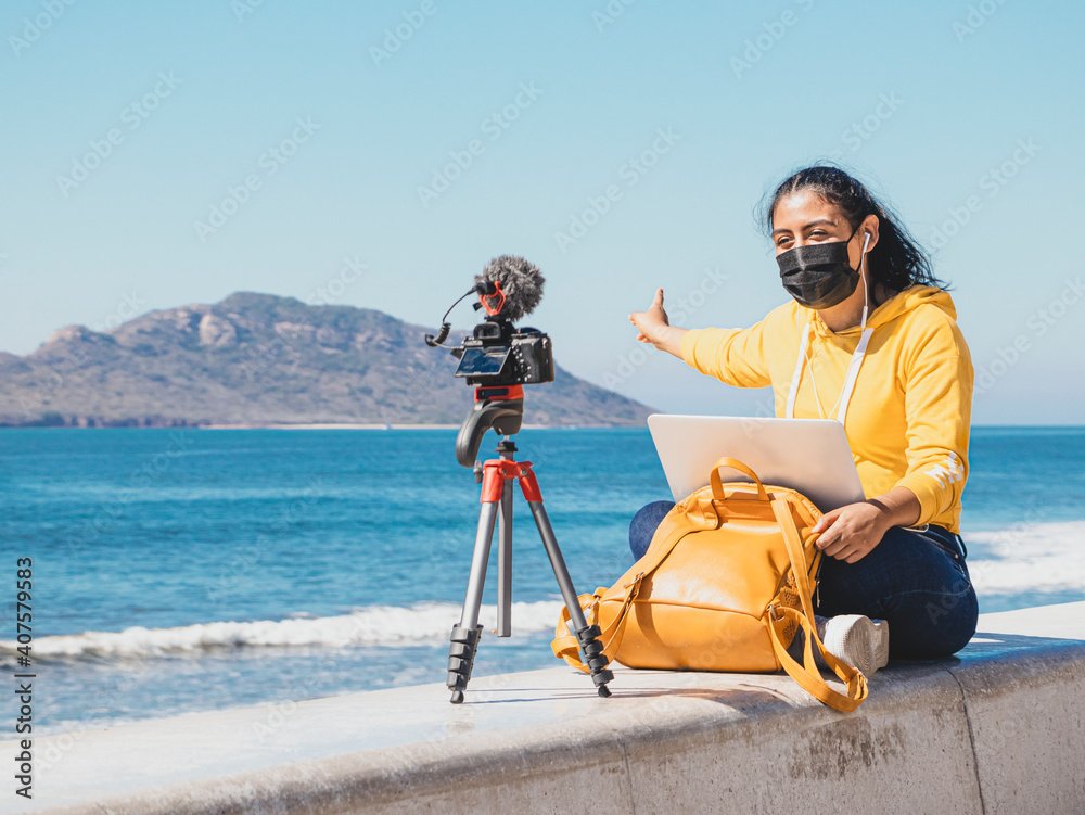 chica grabando video con microfono