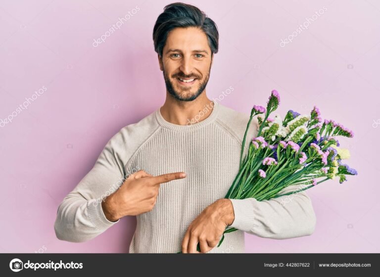 chico sonriendo con flores en la mano