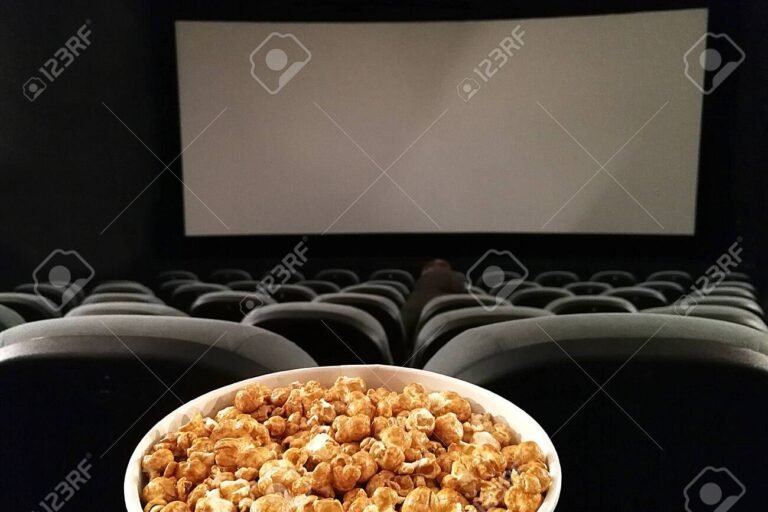 Dónde puedo ver la película completa "Desde mi cielo" 28 cine clasico con una pantalla y popcorn