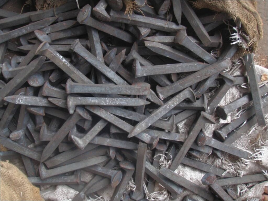 clavos de via de tren sobre durmientes