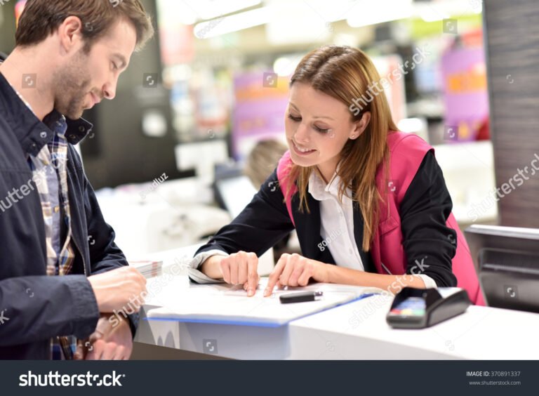 Cómo presentar quejas y reclamos en Bodega Aurrera de manera efectiva 3 cliente en un mostrador de atencion al cliente