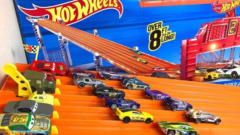 Qué incluye la serie completa de Hot Wheels Acceleracers 23 coches hot wheels en pista de carreras