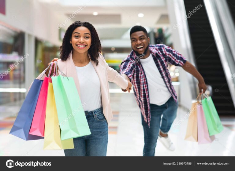 compradores emocionados en un centro comercial