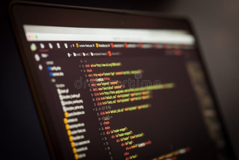 Cómo crear un sitio web utilizando HTML y CSS de manera efectiva 11 computadora con codigo html y css en pantalla