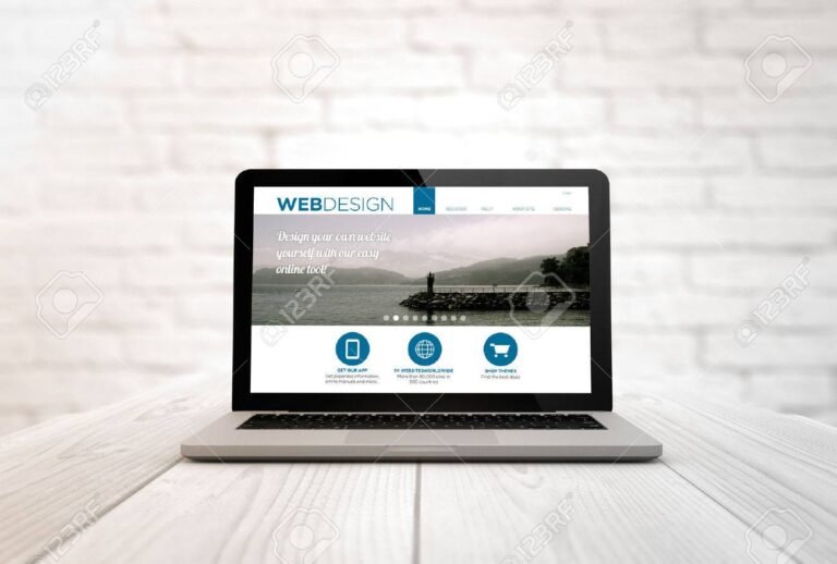 computadora con diseno web en pantalla