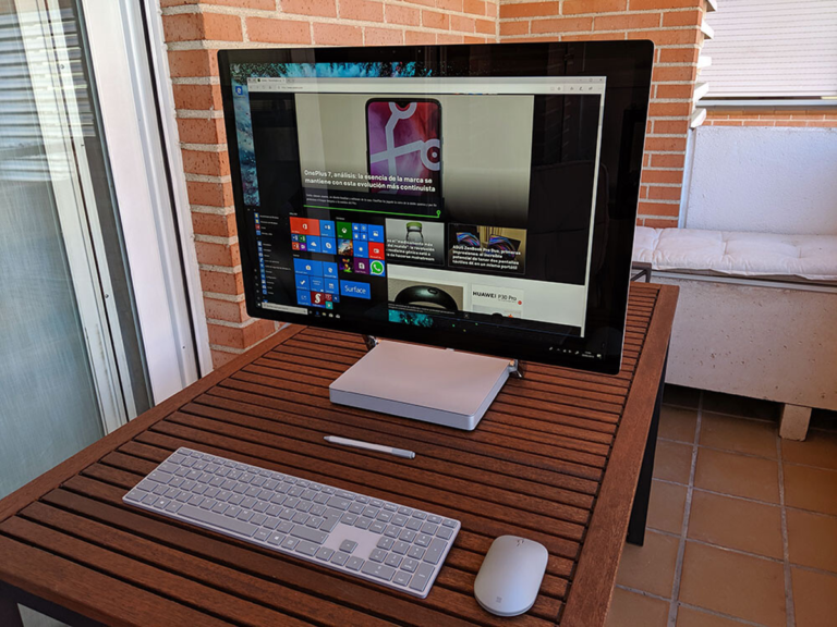 computadora todo en uno en un hogar moderno