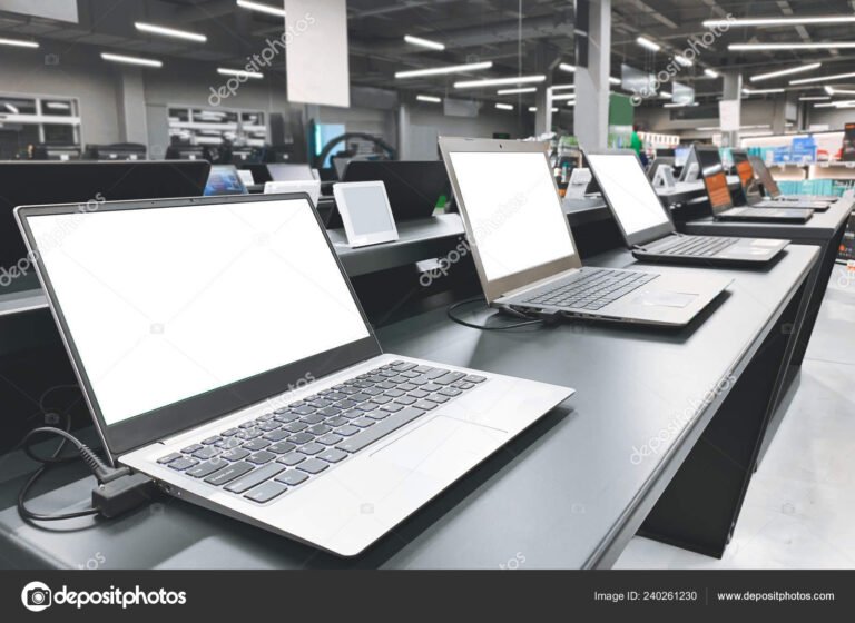 computadoras modernas en tienda electronica