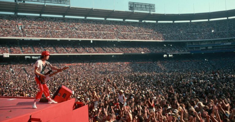 concierto de banda en estadio lleno