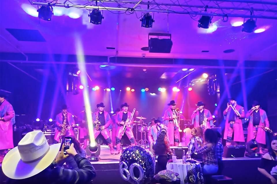 Por qué Grupo Firme y Grupo Frontera son tan populares en la música