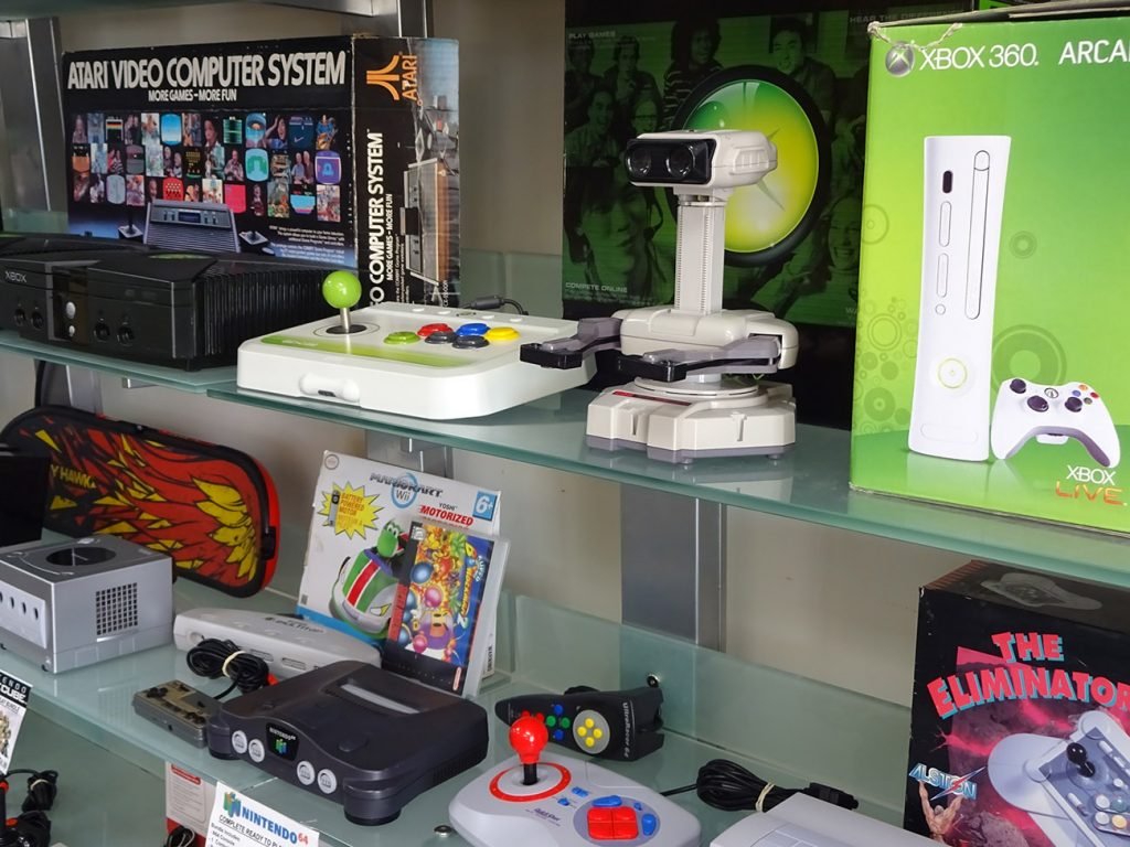 consolas y videojuegos en una tienda