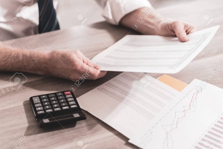 contador revisando documentos financieros