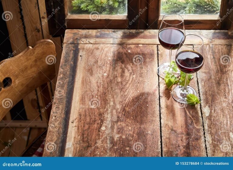 copa de vino sobre una mesa antigua