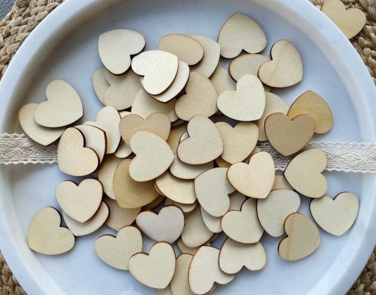 Cómo Decorar tu Casa para el Día de San Valentín de Manera Creativa 2 corazones decorativos en un ambiente acogedor