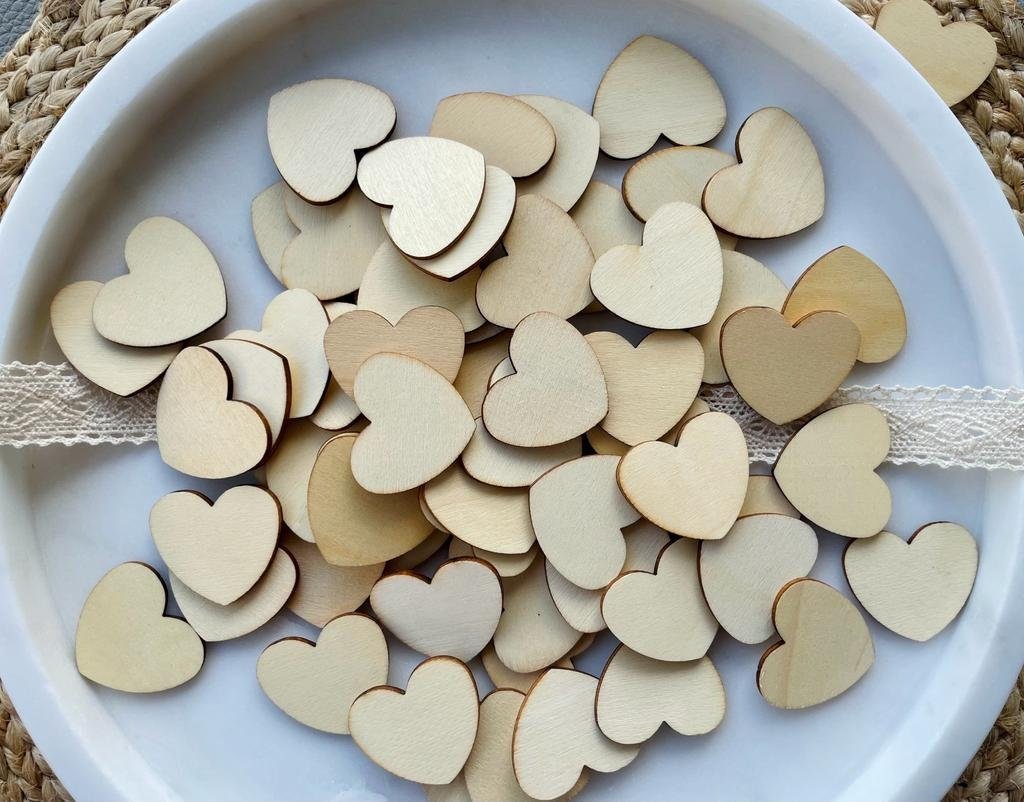 Cómo Decorar tu Casa para el Día de San Valentín de Manera Creativa 1 corazones decorativos en un ambiente acogedor