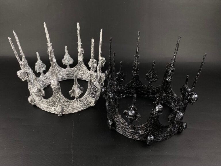 Cómo elegir la mejor corona de rey para hombre en tus eventos 12 coronas de rey elegantes sobre fondo neutro