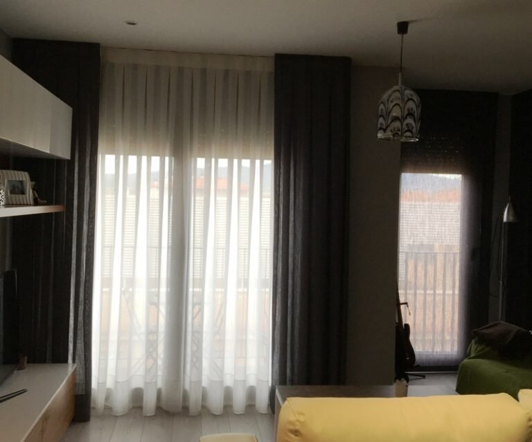 Qué ventajas ofrece una cortina de piso a techo en decoración 24 cortinas elegantes en una habitacion luminosa