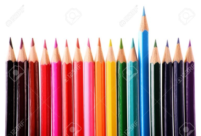 crayones de colores en un fondo blanco