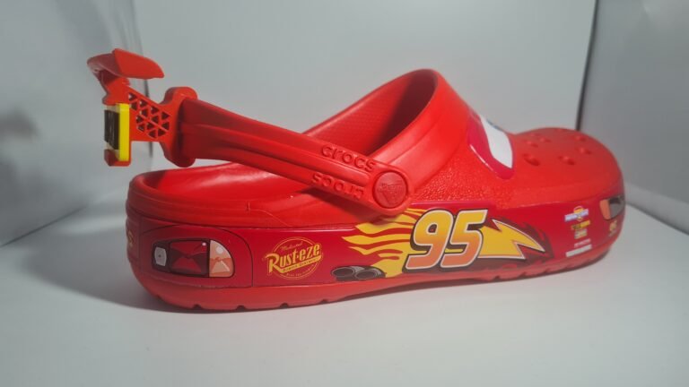 crocs rayo mcqueen para adultos en exhibicion