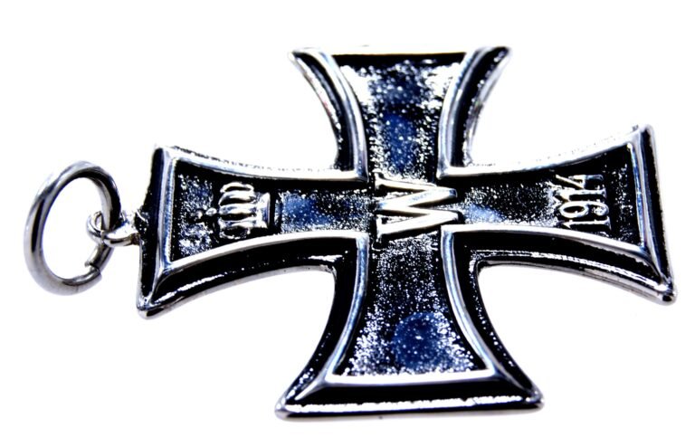 cruz de acero inoxidable en un fondo elegante