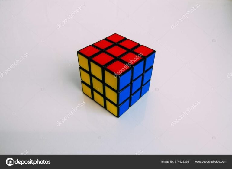 Cómo armar el cubo Rubik en pasos sencillos y prácticos 6 cubo rubik resuelto sobre fondo colorido