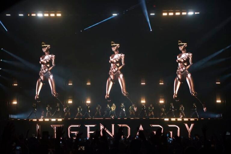 daddy yankee en un escenario vibrante