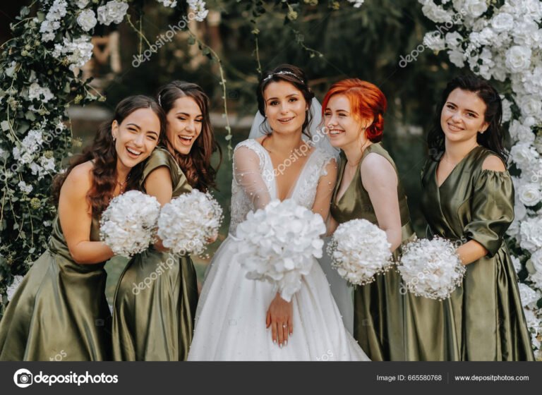 Por qué deberías aceptar ser la dama de honor en una boda 3 dama de honor sonriente en una boda